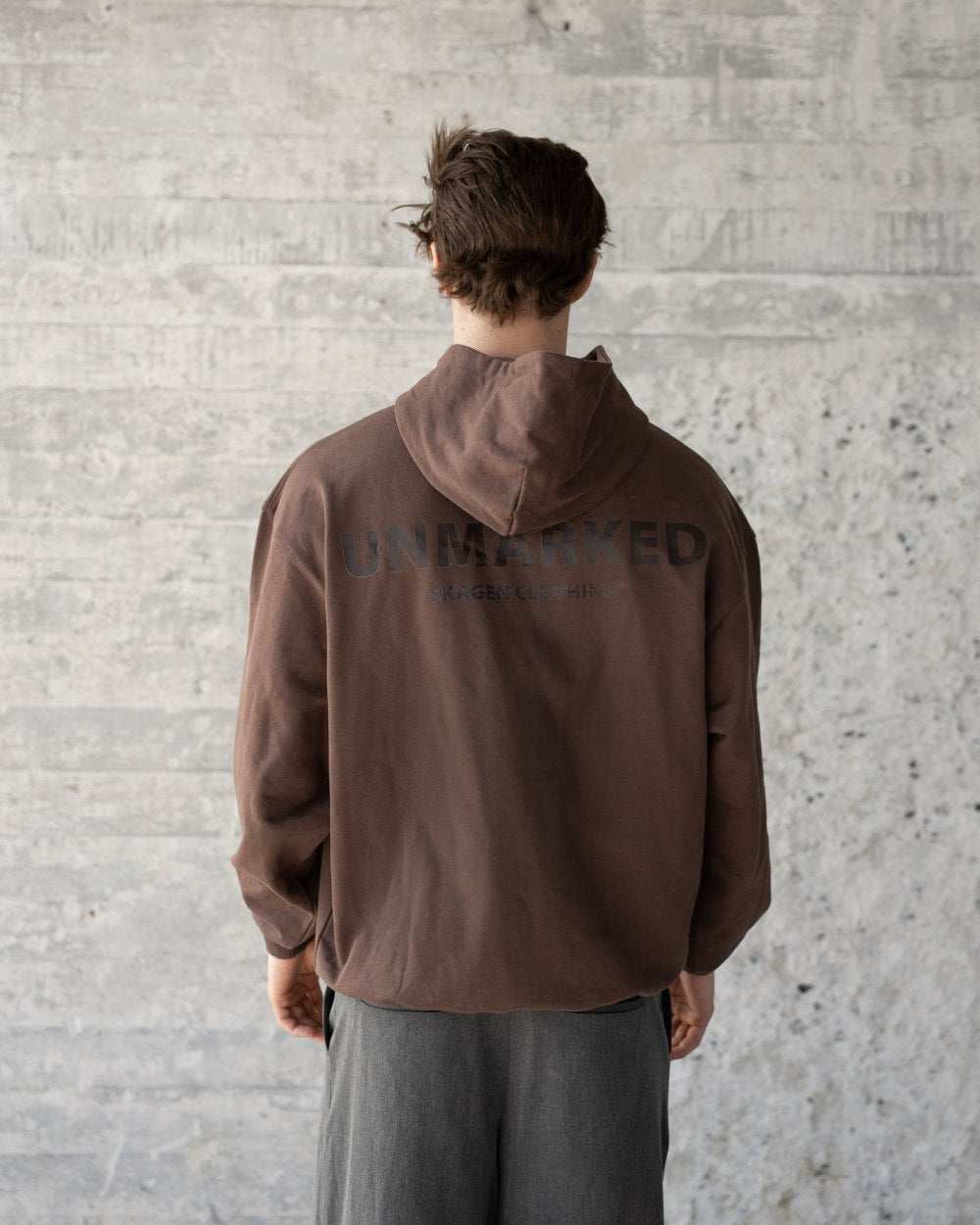 Unmarkiertes Hoodie-Ton-auf-Ton-Braun